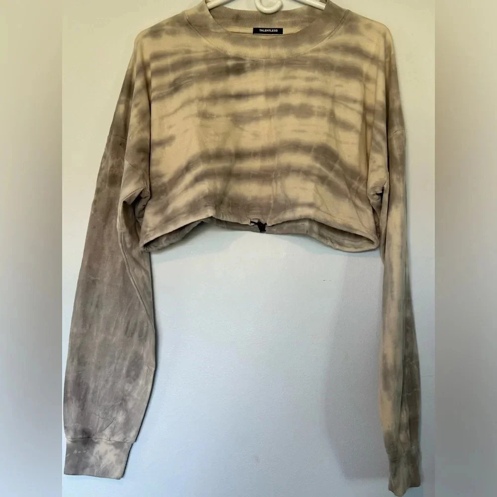 New Talentless WOMENS CINCH CROP CREW white and gray tie dye L/XL top